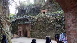 展望台へ抜けるトンネルう