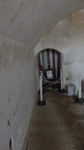 弾薬庫をくりぬいたトンネル