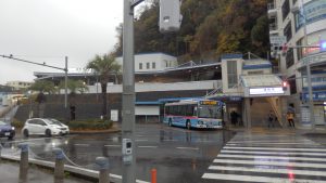 朝は土砂降りの浦賀駅