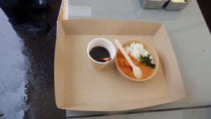 01のバターカレーと04のホットワイン、05トレイ