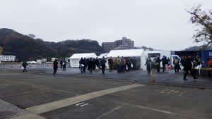 カレー機関の並びが短かったので、まずはカレーを食べた