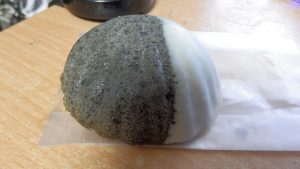 衣笠商店街でのおすすめは和菓子司 いづみやの黒まどれ