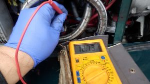 初心に帰って、バッテリをフル充電してスターターに来ている電圧を見てみた。12.7Vならまずまず。