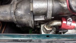 取り外しの障害は、下側のネジがレンチで噛まないでソケットしか入らない。