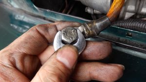 圧着端子のカシメにある収縮チューブが当たっていることが分かったので、ここはGNDなので切ってしまっていいので、レンチが入るまで削った