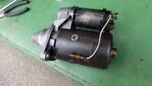 外したスターター。燃料ポンプへ行く配線が壊れていて補修されていた。また、歩数されている端子がぐらぐらだった。