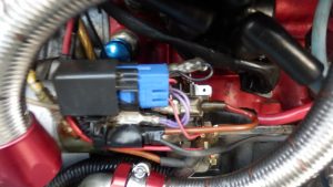 回路図を睨めっこして、スターターに。燃料ポンプの抵抗を通して電源供給してはダメなことに気がつき、リレーをかますことにした。