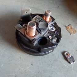 ドリルで揉んで、壊れた端子を外した