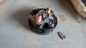 ドリルで揉んで、壊れた端子を外した