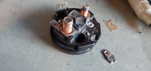 ドリルで揉んで、壊れた端子を外した