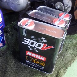 ERA TurboにはMotulの300Vを用意した