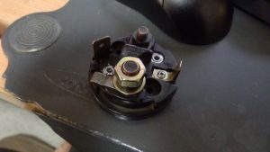 ブラインドリベットを締めて端子の固定完了