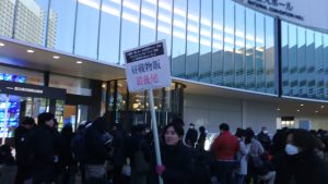 整理券をもらうために昼戦の物販に並ぶ