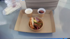 今回はローストビーフと飲み物２つとのことで、ホットワインと甘酒