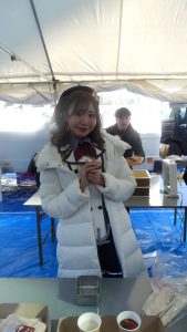 カレー機関の助っ人で鹿島さんが給仕をしていた