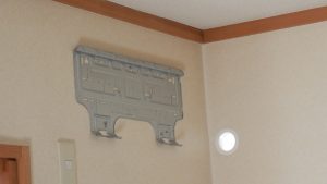 新たなエアコン取付のための穴が開いた。