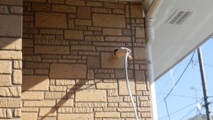 室外機を接続するためのパイプが出た。