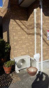 1Fの室外機の取り付けも完了した。