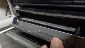 DBP-M490のBDのトレイが開かない。使っていないからすごい埃