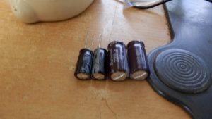 交換前と交換後のコンデンサー