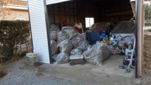 掘り起こしとお茶の木の周りにある雑草を収集したらまたいっぱいになってしまった