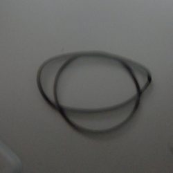 柔軟性が無くなっており、付いた状態の形を保ってしまっている。