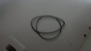 柔軟性が無くなっており、付いた状態の形を保ってしまっている。