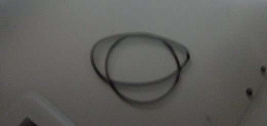 柔軟性が無くなっており、付いた状態の形を保ってしまっている。