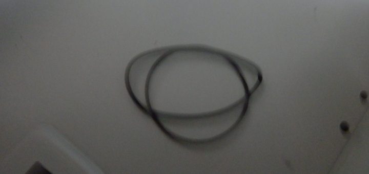 柔軟性が無くなっており、付いた状態の形を保ってしまっている。