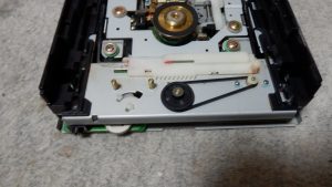 手持ちのゴムベルトを見繕ってつけてみた。