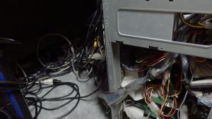 筐体を2台並べてXPのマシンからWin98のデータドライブとして見えるようにする。