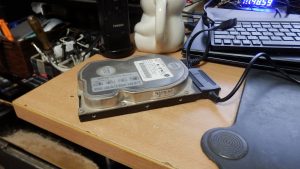 IDEドライブにWin98があるので、IDE2USB変換器につないでWindows11に見えるようにした