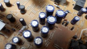 6.3V,3300uFのコンデンサーが膨張してしまっている