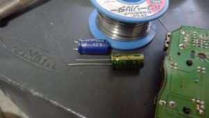 抜いたコンデンサーと手持ちの替えのコンデンサー