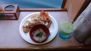 一回目。ドリンクはアルコール入りのカクテルが振舞われた。