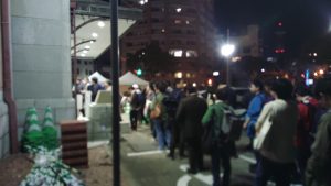 トラブルがあったようでまだ入場待ちで助かった