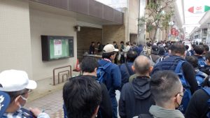 やっと開場した