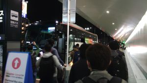 福岡は遅いので、向こうへ行く便がないのでバスが出ている。143kmもあるので、2時間ほど