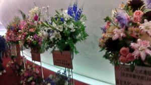 いろんな関連会社から、花が送られていた。