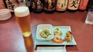 よってんかさんはおつまみセット。ここは非常に効率と回転が良い