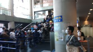 物販列をそのまま入れる2つの列が形成された。