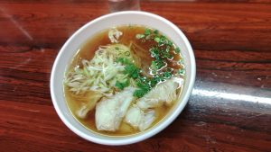 天山の雲吞湯麵