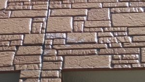 ここは当時から割れていて補修していたものらしい。