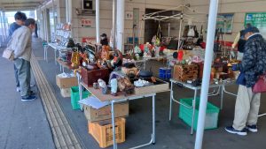 9時から開くけど、軒にはいろいろなフリーマーケットがあった。