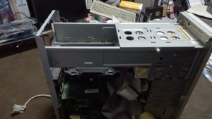 なぜか電源が外されていた。