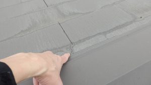 屋根の上の方も割れている。割れはあるが防水シートがあるので雨漏りはない。