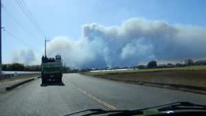 実家に向かっているけど、ものすごい煙