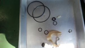 今回問題のフロートあと、エアー吸っているとこまるのでシャフトのOリングを交換