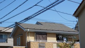 問題の屋根。早期に対応していたので、年の割に綺麗と言われている