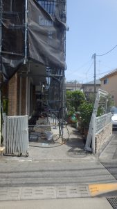 家の周りの荷物は庭に出された